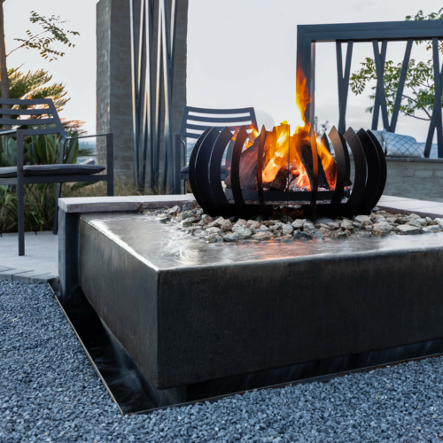 Braais-Freestanding-Fire-Blade-Curve-Black-Mild Steel-Environment1