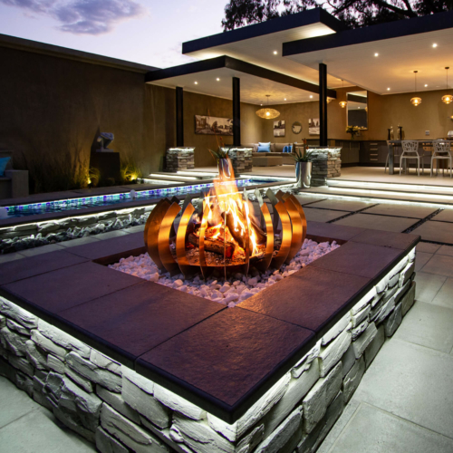 Braais-Freestanding-Fire-Blade-Curve-Stainless-Steel-Environment